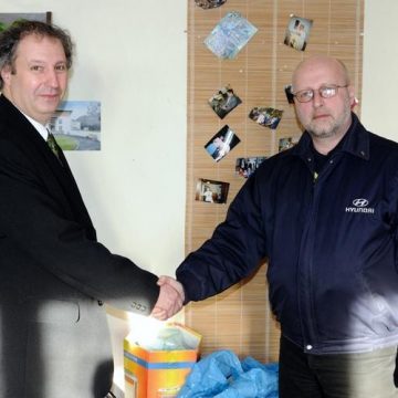 Společnost HMMC předala Charitě Ostrava zimní oblečení, vybrané mezi zaměstnanci