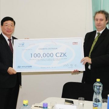 Zástupci společnosti HMMC předali symbolický šek Charitě Ostrava