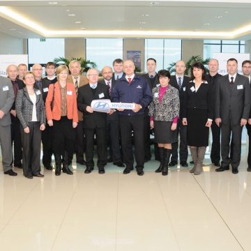 Společnost HMMC daruje 10 aut školám a institucím