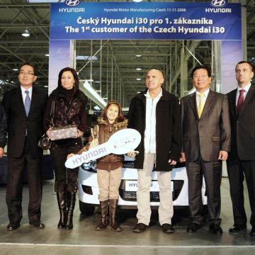 V AUTOMOBILCE HYUNDAI BYL DNES PŘEDÁN VŮZ i30 PRVNÍMU ZÁKAZNÍKOVI