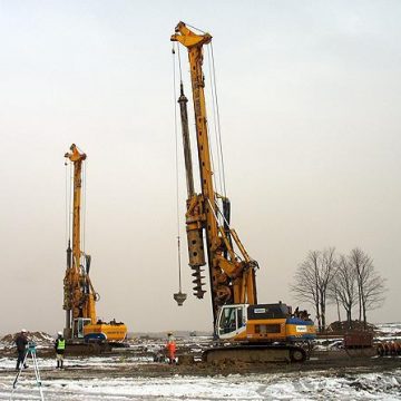 VÝSTAVBA ZÁVODU HYUNDAI ZAZNAMENALA DALŠÍ MILNÍK: VZTYČENÍ PRVNÍHO PILÍŘE PŘEVODOVKÁRNY