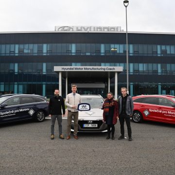 Hyundai Nošovice further helps South Moravia. It handed over cars to People in Need