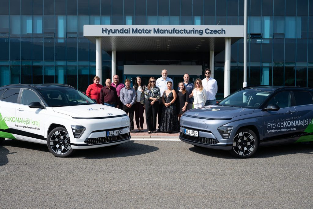 Společně pro elektromobilitu: Noví uživatelé si převzali vozy Hyundai Kona Electric