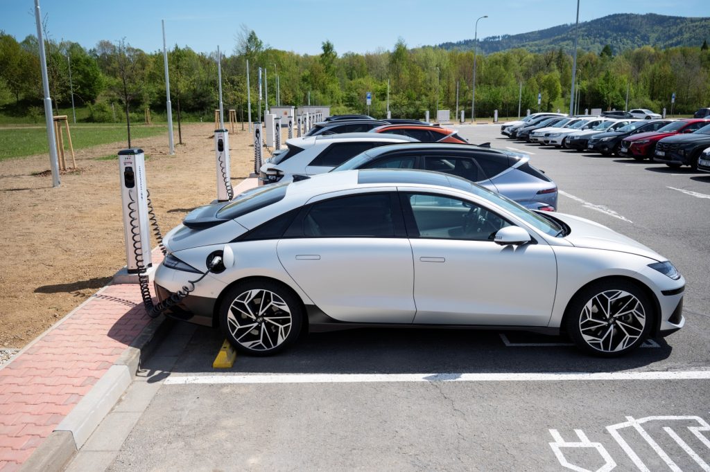 We open one of the largest charging hubs in the Czechia: it offers 118 new charging stations